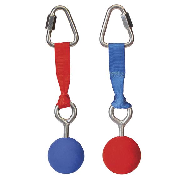 Zwei Klettergriffe mit Karabinern, einer mit rotem und einer mit blauem Band und Kugelgriff.