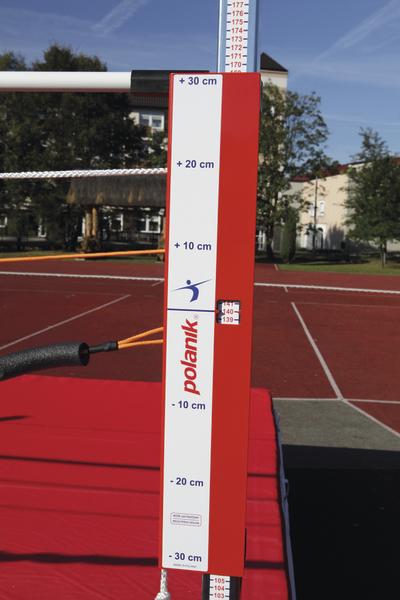 Hochsprung-Messlatte mit Höhenmarkierungen und Polanik-Logo auf roter Matte im Freien.