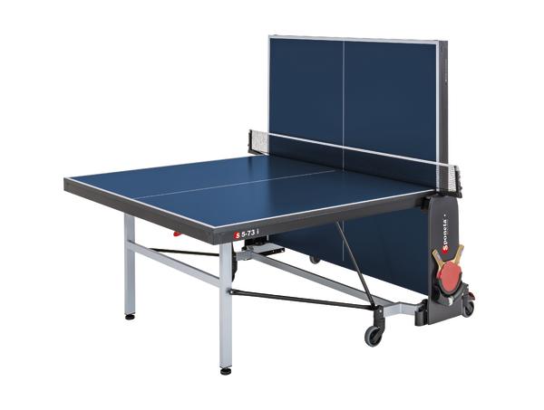 Tischtennisplatte in halber Aufstellung mit blauem Spielfeld und Netz, mobil und klappbar.