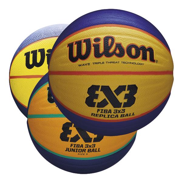 Drei Wilson FIBA 3x3 Basketballbälle in verschiedenen Größen und Designs.
