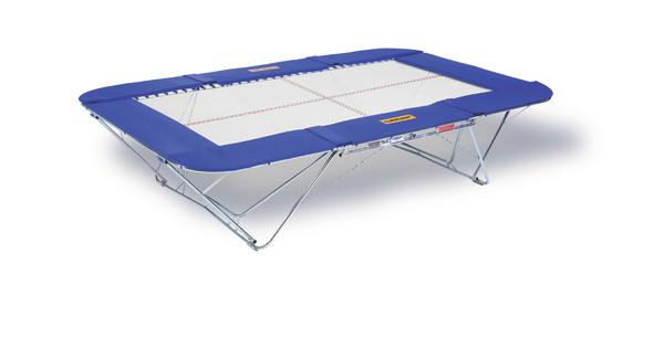 Trampolin mit blauem Rand und rechteckiger Sprungfläche, stabiles Metallgestell.