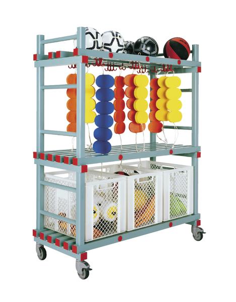 Mobiler Sportwagen mit Bällen, Hanteln und bunten Trainingsgeräten für Fitnessübungen.