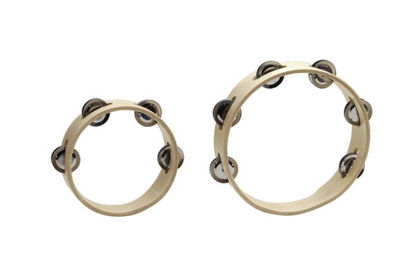 Zwei Holz-Tamburine mit Metall-Schellen auf weißem Hintergrund.