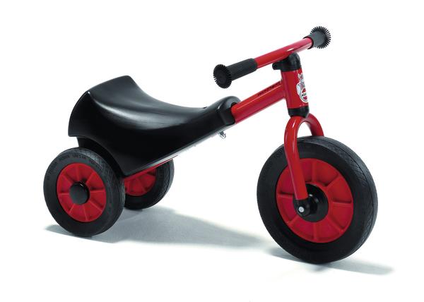 Rotes Laufrad mit drei Rädern und schwarzem Sitz für Kleinkinder, isoliert auf weißem Hintergrund.