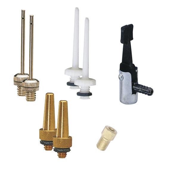 Verschiedene Ventiladapter und Ventileinsätze aus Metall und Kunststoff für Fahrradreifen.