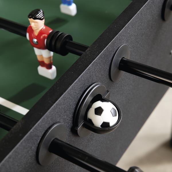 Ballentnahme mit Tischfußball an der Seitenwand eines Tischkickers.