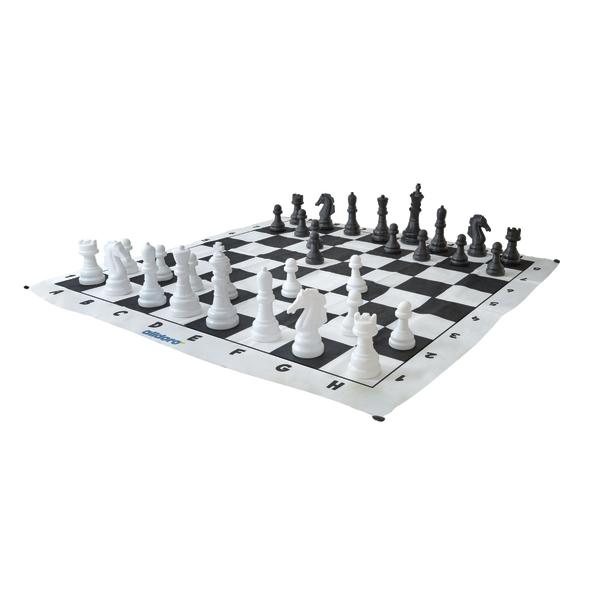 Schachbrett mit aufgestellten schwarzen und weißen Schachfiguren vor weißem Hintergrund.