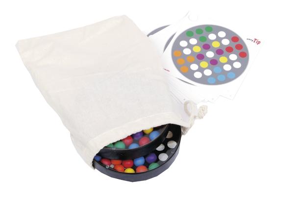 Farbige Kugeln in einem Spiel mit Beutel und Anleitung auf weißem Hintergrund.