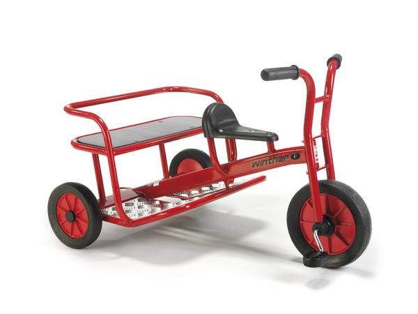 Rotes Dreirad mit großem Sitz und Ablagefläche, Kinderfahrzeug aus Metall und Kunststoff.