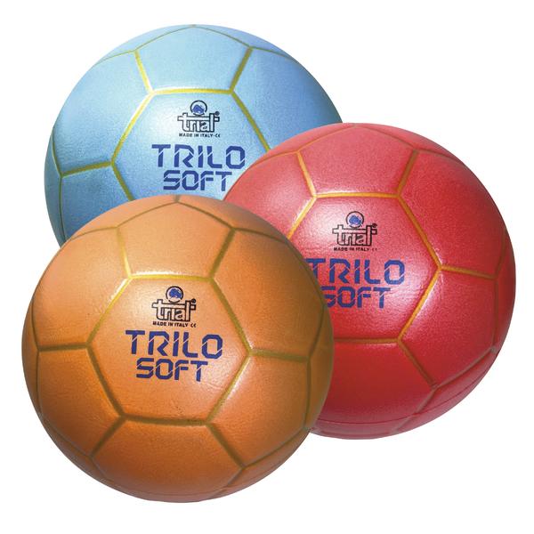 Drei TRILO SOFT Spielbälle in den Farbvarianten Hellblau, Rot und Orange mit goldenen Segmenten und mit blauem TRILO SOFT-Schriftzug auf weißem Hintergrund.