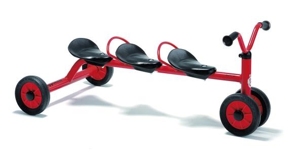 Dreisitziges Kinderfahrzeug aus Metall mit roten Rahmen und schwarzen Sitzen, dreirädrig.