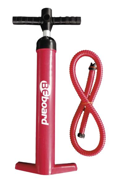 Roter Handluftpumpe mit schwarzem Griff und rotem Schlauch für aufblasbare Produkte.