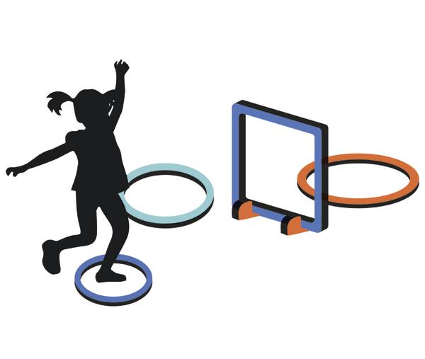 Kind spielt mit bunten Reifen und einem quadratischen Rahmen auf weißem Hintergrund.