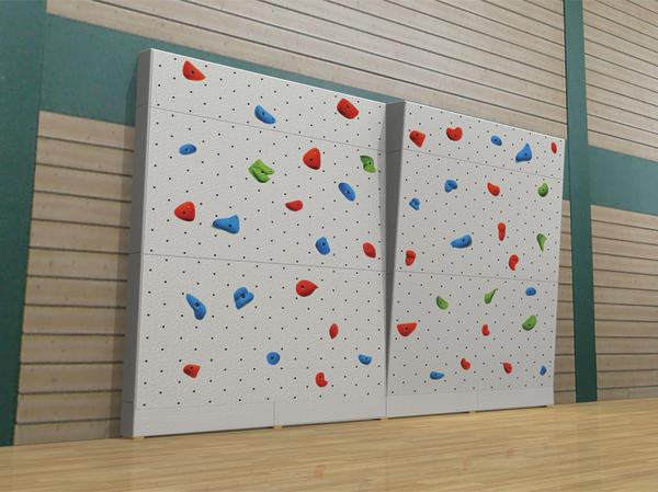 Kletterwand mit bunten Griffen in einer Sporthalle, ideal für Indoor-Klettern und Training.