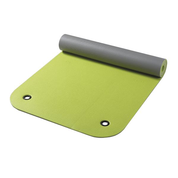 Grün-graue rutschfeste Yogamatte mit Ösen, halb aufgerollt auf weißem Hintergrund.
