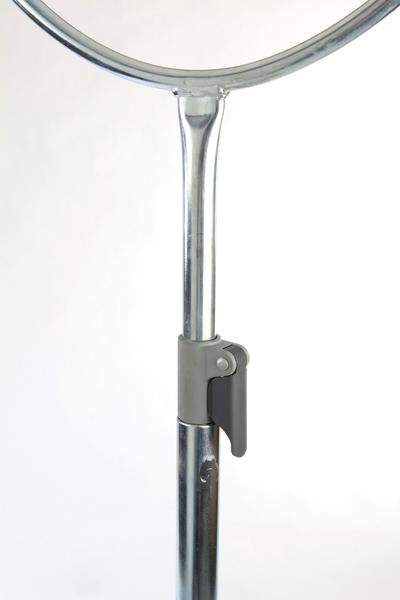 Verstellbarer Metallgriff mit Hebel an einem Reinigungswerkzeug oder Stiel.