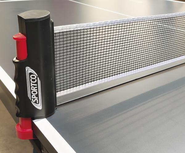 Sportco Tischtennisnetzgarnitur Flex mit Clip-Befestigung montiert an einer Tischtennisplatte.