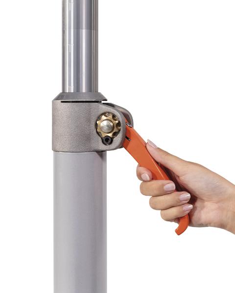 Hand betätigt orangen Hebel an verstellbarer Metallstange für Höhenverstellung.