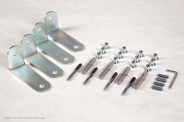 Montageset mit Metallwinkeln, Dübeln, Schrauben und Muttern auf weißem Hintergrund.