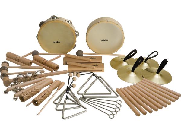 Verschiedene Percussion-Instrumente aus Holz und Metall, darunter Tamburine, Triangeln und Klanghölzer.