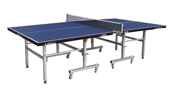 Tischtennisplatte mit blauem Spielfeld, Netz und klappbarem Metallgestell auf Rollen.