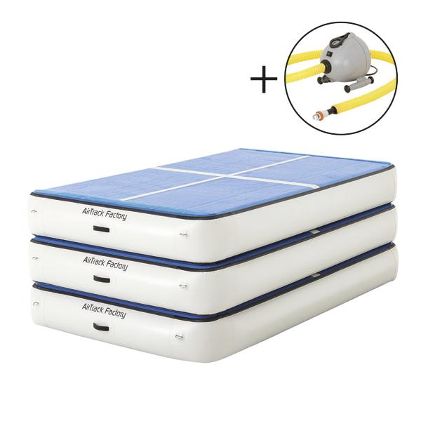 Aufblasbare AirTrack Gymnastikmatte in Blau und Weiß, gestapelt, für Training und Sport.