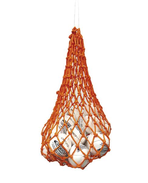 Orange Netz mit weißen Sportco Schlagsbällen, aufgehängt an weißem Seil vor weißem Hintergrund.