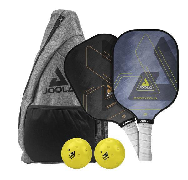 Pickleball-Set mit zwei Schlägern, zwei gelben Bällen und grauem JOOLA-Rucksack.