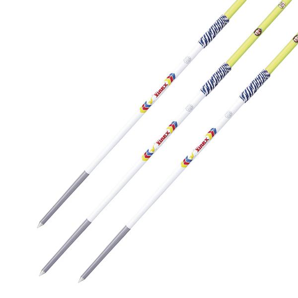 Drei weiße Speere mit gelben Griffen und blauen Wicklungen, Sportgerät für Speerwurf.