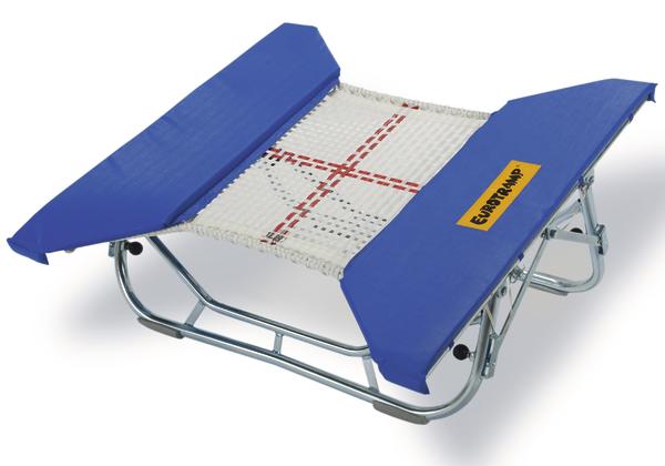 Trampolin-Sprungbrett mit blau gepolsterten Seiten und stabilem Metallrahmen.