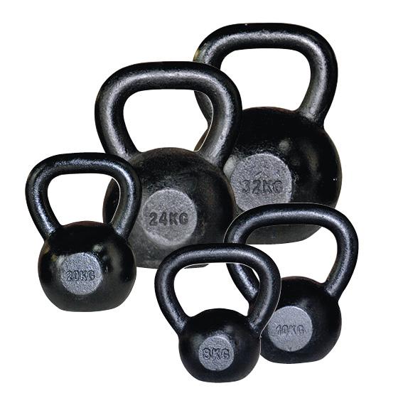 Schwarze Kettlebells mit Gewichten 8, 10, 20, 24 und 32 Kilogramm auf weißem Hintergrund.