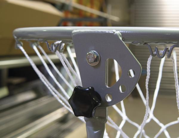 Nahaufnahme eines verstellbaren Basketballkorbs mit Metallrahmen und Netz.