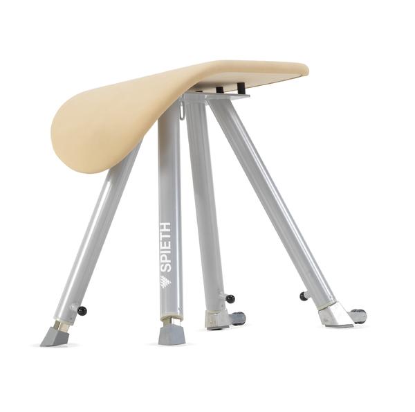Moderner Sitzhocker mit dreibeinigem Metallgestell und ergonomischem Sitz in Beige.