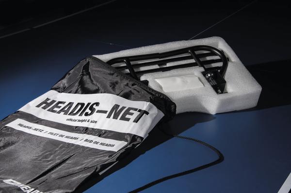 HEADIS-Net in Schutzhülle mit Netzrahmen auf blauem Untergrund, Sportausrüstung für HEADIS-Spiel.