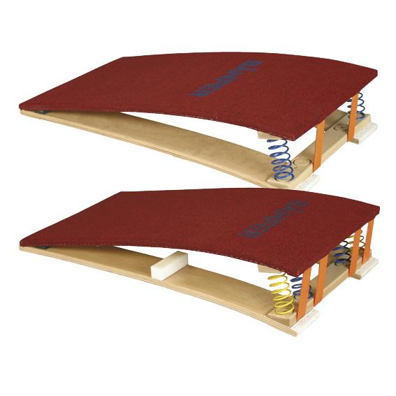 Rotes Balance-Board mit Holzrahmen und blauen Federn für Gleichgewichtstraining.