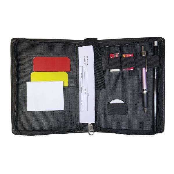 Schiedsrichter-Set mit Notizblock, Karten, Stiften und Spesengeldformular in schwarzer Tasche.