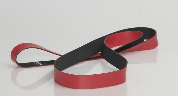 Widerstandsband aus rotem und schwarzem Gummi für Fitness- und Krafttraining.