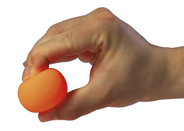 Hand hält einen kleinen, orangen Stressball vor weißem Hintergrund.