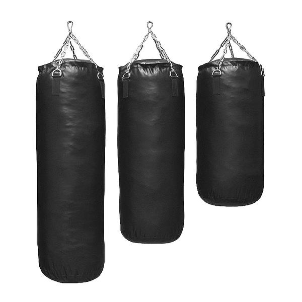 Schwarze Boxsäcke in drei verschiedenen Größen, hängend an Metallketten vor weißem Hintergrund.