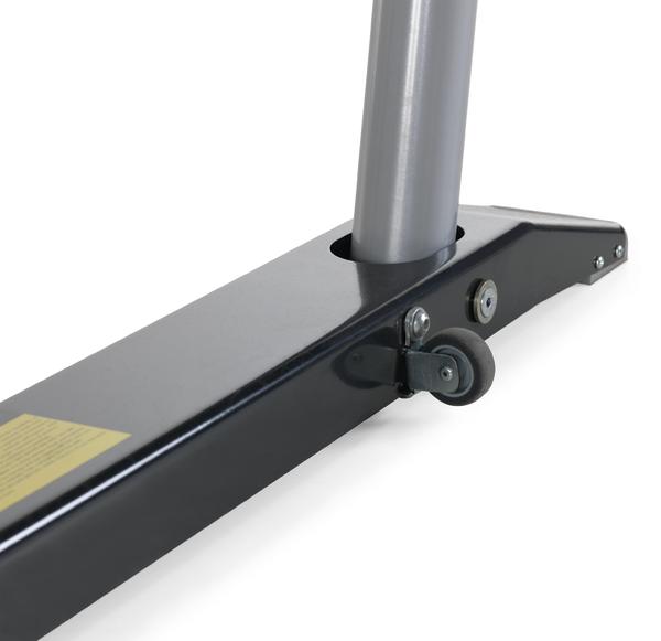 Schwarze Metallbasis mit kleinem Rollenrad und silbernem Rohr für Stabilität und Mobilität.