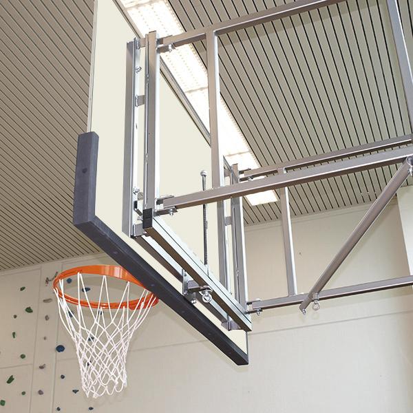 Basketballanlage, die an der Wand montiert ist und mit Korb, Kantenschutz und weißem Brett von unten fotografiert wurde.