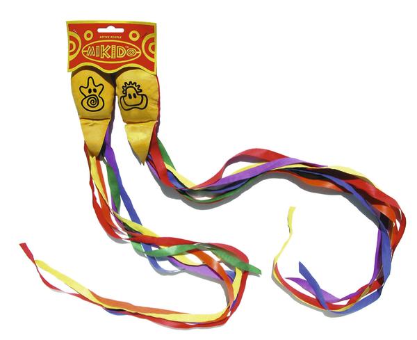 Buntes Mikido-Schwingspiel mit langen, mehrfarbigen Bändern für Kinder.