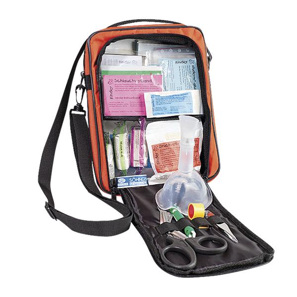 Erste-Hilfe-Set mit Verbandmaterial, Schere, Beatmungsmaske und medizinischen Utensilien in Tasche.
