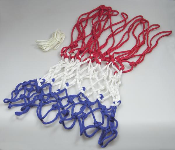 Basketballnetz in den Farben Rot, Weiß und Blau, flach auf grauem Hintergrund liegend.