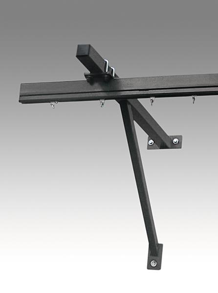 Schwarze Wandhalterung aus Metall für Vorhangschiene mit Befestigungselementen.