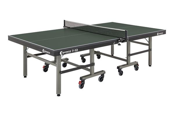 Tischtennisplatte Sponeta 7-12 mit grünem Spielfeld und klappbarem Gestell auf Rollen.