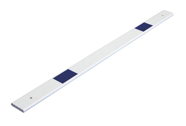 Weißer Leitpfosten mit blauen Reflektoren zur Straßenbegrenzung bei Tag und Nacht.