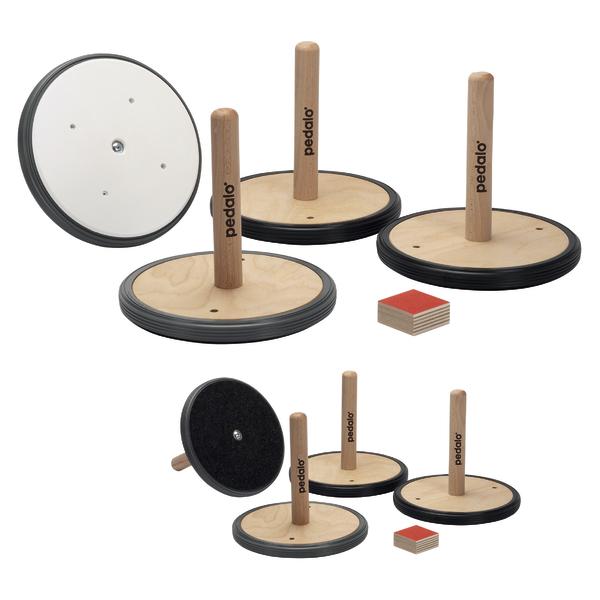 Pedalo Balanciergeräte aus Holz mit Griffen und Gummirand für Gleichgewichtstraining.
