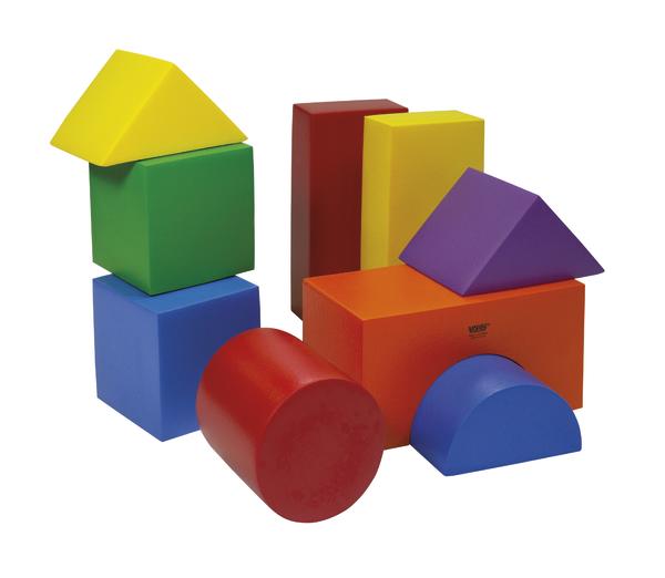 Bunte Bauklötze in verschiedenen Formen wie Würfel, Zylinder und Dreieck auf weißem Hintergrund.
