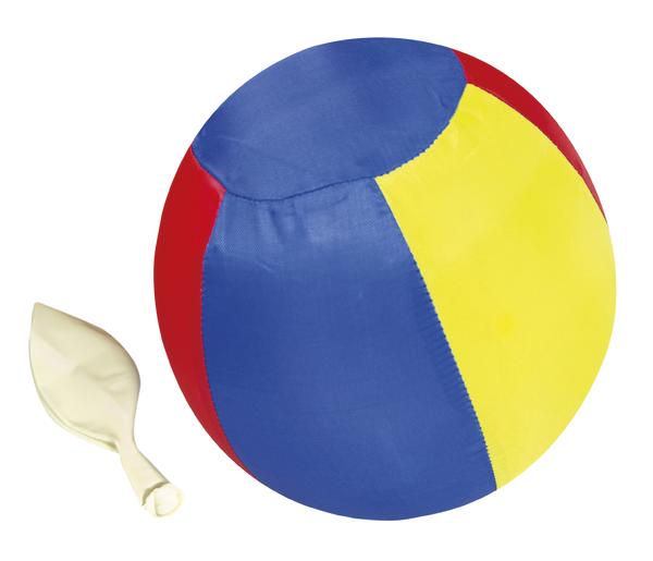Ball mit buntem Muster und weißer, nicht aufgeblasener Luftballon vor weißem Hintergrund.